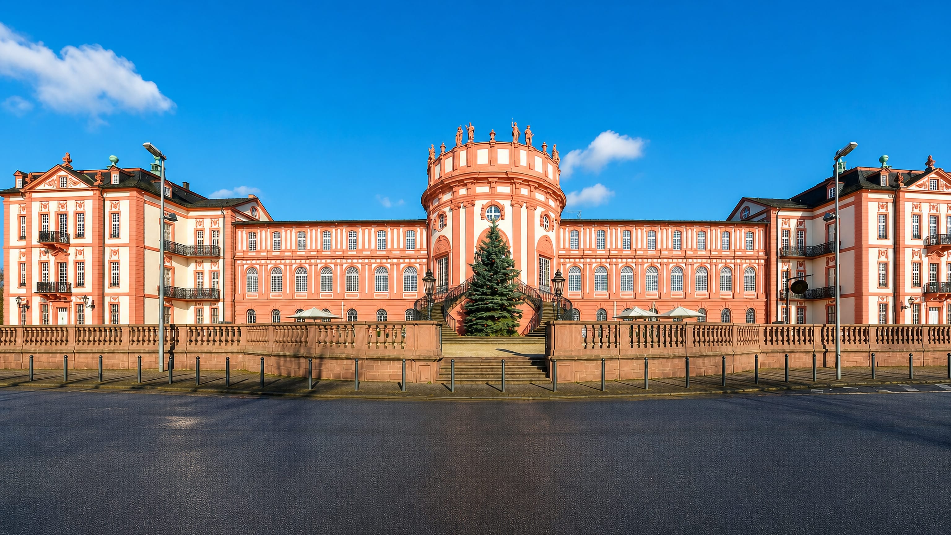 The salmon-pink Baroque facade and central rotunda of Biebrich Palace in Wiesbaden-Biebrich.