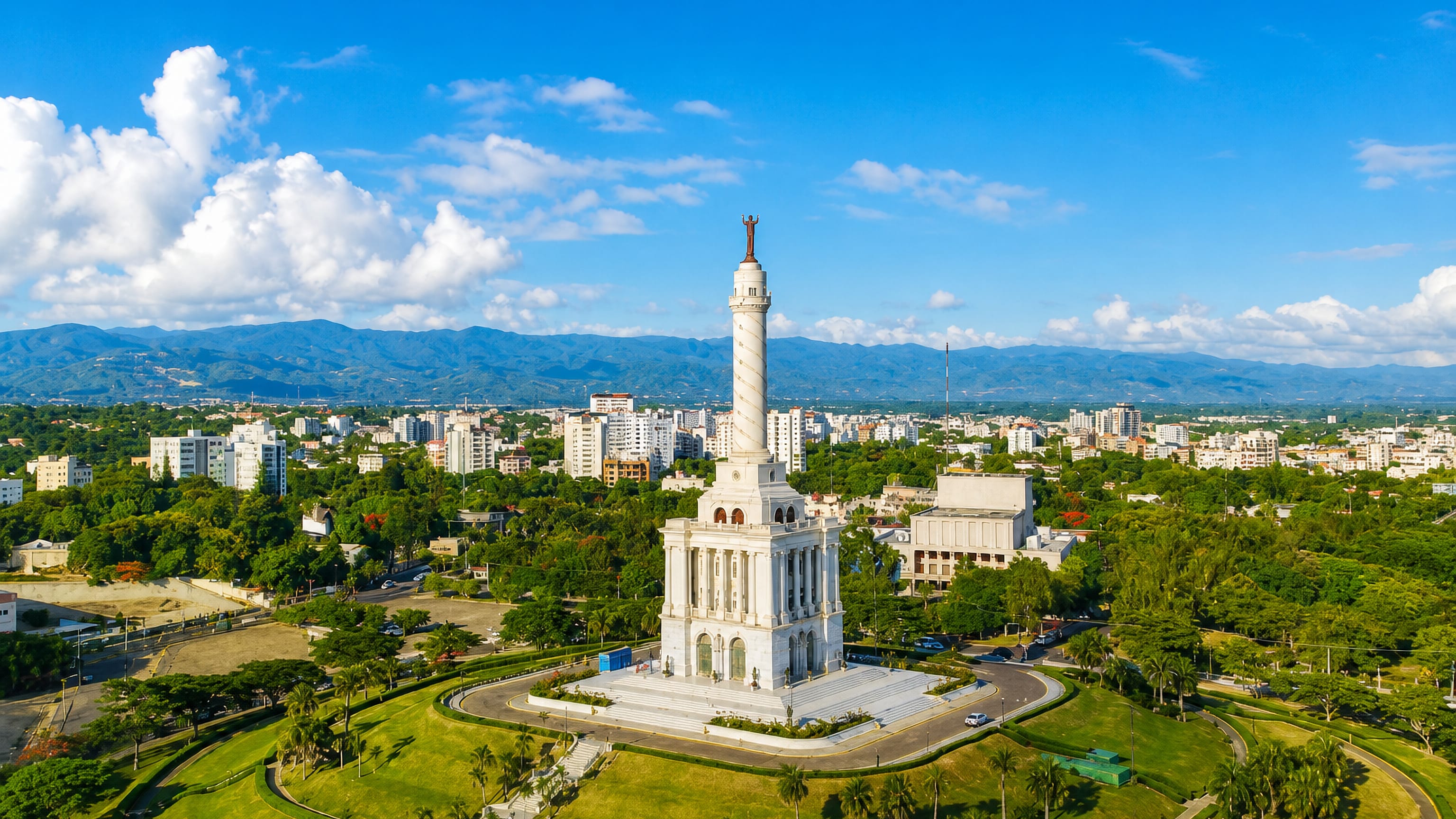 Monumento a los Héroes de la Restauración rising above the leafy skyline of Santiago de los Caballeros, Dominican Republic