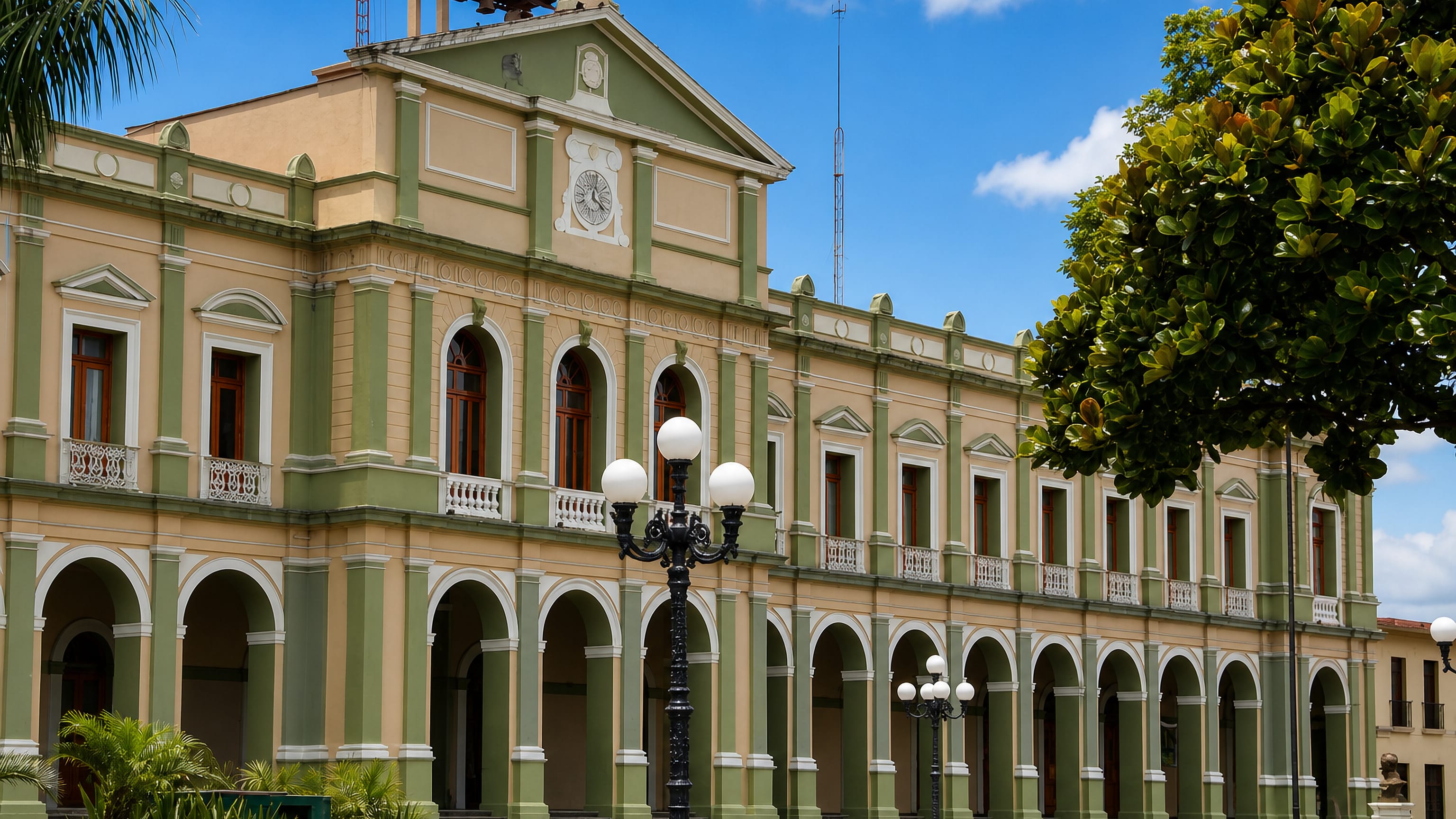 Arcaded green-and-cream municipal palace on the main plaza of Córdoba, Veracruz